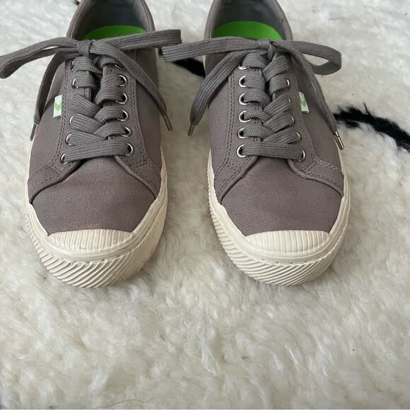 Cariuma Oca Low Grey Canvas Sneakers - Picture 2 of 13